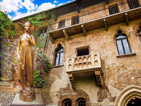 Italy_Verona_Juliet's_House_shutterstock_666860512