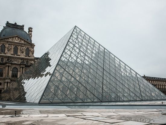 France_Paris_The-Louvre-Museum_shutterstock_645142630 (1)