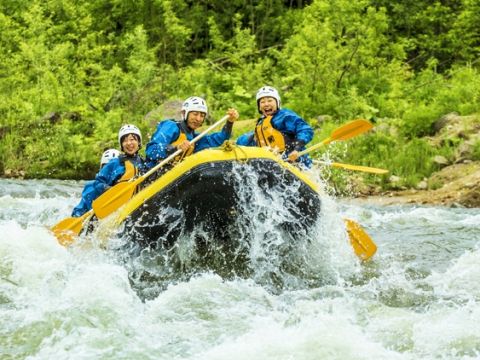 定山渓豊平川ラフティング　春限定！雪解け水が流れこむ豊平川で 迫力満点のラフティング体験！＜4～5月限定／札幌市南区発着＞