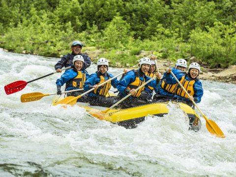 定山渓豊平川ラフティング　春限定！雪解け水が流れこむ豊平川で 迫力満点のラフティング体験！＜4～5月限定／札幌市南区発着＞