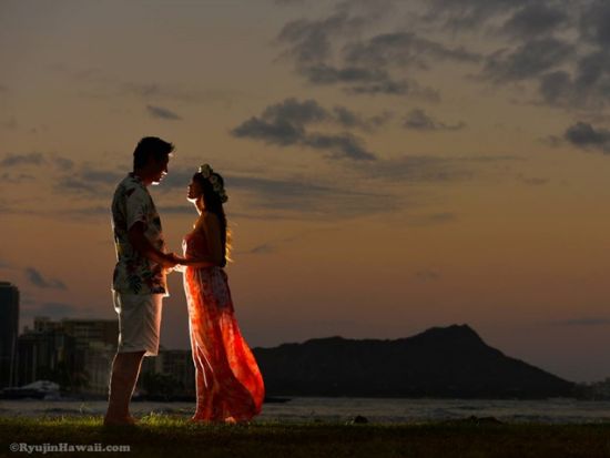 ハワイ　ビーチフォト　サンセット＆星空を背景に撮影！ワイキキなど4か所から選べる撮影場所　ハワイ在住日本人カメラマン確約プランあり（撮影・衣装・メイク有無）