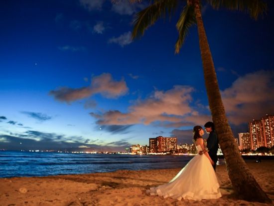 ハワイ　ビーチフォト　サンセット＆星空を背景に撮影！ワイキキなど4か所から選べる撮影場所　ハワイ在住日本人カメラマン確約プランあり（撮影・衣装・メイク有無）