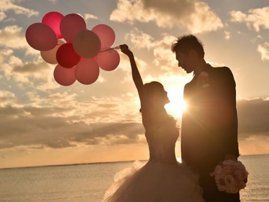 ハワイ　ビーチフォト　サンセット＆星空を背景に撮影！ワイキキなど4か所から選べる撮影場所　ハワイ在住日本人カメラマン確約プランあり（撮影・衣装・メイク有無）