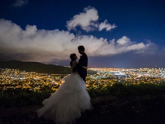 ハワイ　ビーチフォト　サンセット＆星空を背景に撮影！ワイキキなど4か所から選べる撮影場所　ハワイ在住日本人カメラマン確約プランあり（撮影・衣装・メイク有無）