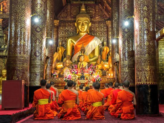 世界遺産ルアンパバーン市内半日観光ツアー　 人気観光スポットを効率よく！王宮博物館＋寺院＋プーシーの丘 ＜半日／午前・午後／日本語ガイド／ルアンパバーン発＞