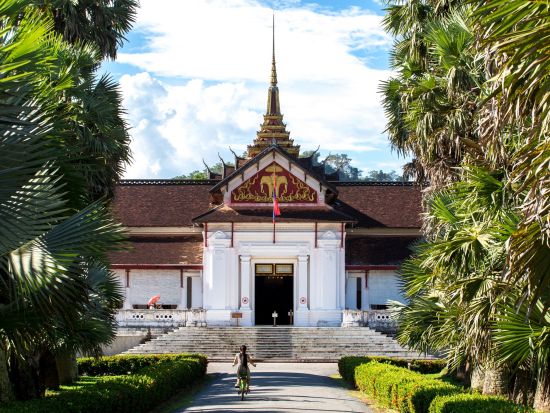 世界遺産ルアンパバーン市内半日観光ツアー　 人気観光スポットを効率よく！王宮博物館＋寺院＋プーシーの丘 ＜半日／午前・午後／日本語ガイド／ルアンパバーン発＞
