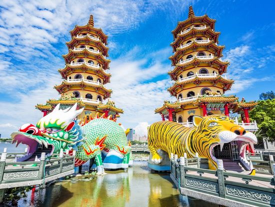 Taiwan_高雄_龍虎塔_Dragon and Tiger_Pagodas_shutterstock_639644104