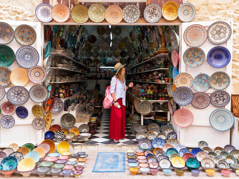Morocco_Market_Souk_Colorful_Plates_Woman