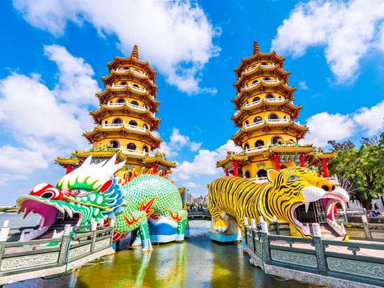 Taiwan_高雄_龍虎塔_Dragon and Tiger_Pagodas_shutterstock_615854954