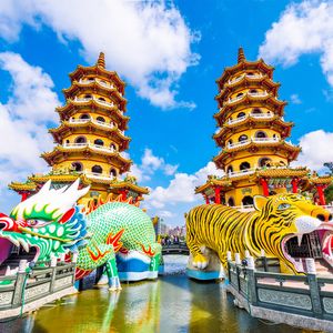 Taiwan_高雄_龍虎塔_Dragon and Tiger_Pagodas_shutterstock_615854954