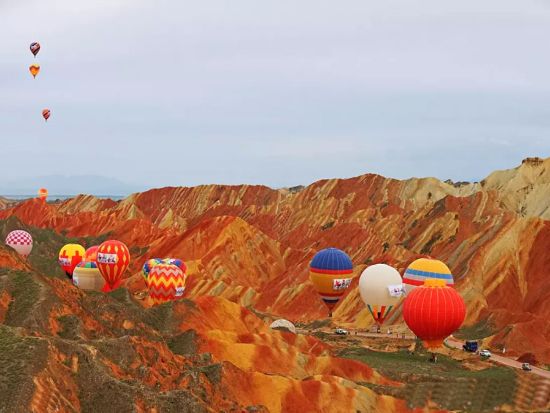 【蘭州発・1泊2日ツアー】河西回廊の要所「張掖」＋七彩丹霞＋氷溝丹霞＋大佛寺＜蘭州宿泊ホテル送迎付／専属日本語ガイド同行／新幹線利用／現地専用車付／食事付＞