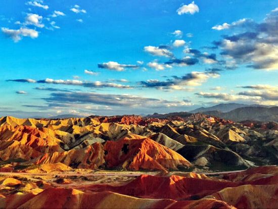 【蘭州発・1泊2日ツアー】河西回廊の要所「張掖」＋七彩丹霞＋氷溝丹霞＋大佛寺＜蘭州宿泊ホテル送迎付／専属日本語ガイド同行／新幹線利用／現地専用車付／食事付＞