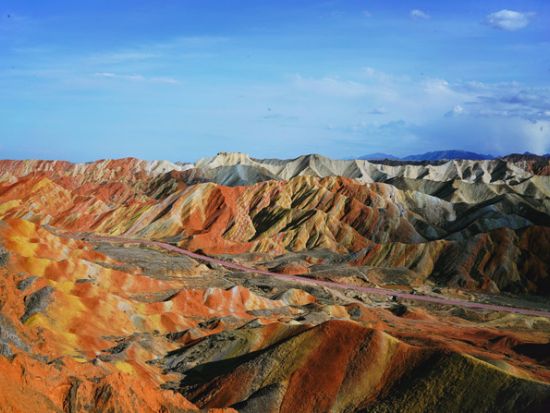 【蘭州発・1泊2日ツアー】河西回廊の要所「張掖」＋七彩丹霞＋氷溝丹霞＋大佛寺＜蘭州宿泊ホテル送迎付／専属日本語ガイド同行／新幹線利用／現地専用車付／食事付＞