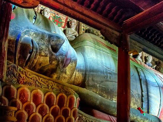 【4/10～11/25限定・秘境探訪4日間】中国のウユニのチャカ塩湖と青海湖＋中国のグランドキャニオンの張掖七彩山と大仏寺を巡る青海張掖現地ツアー