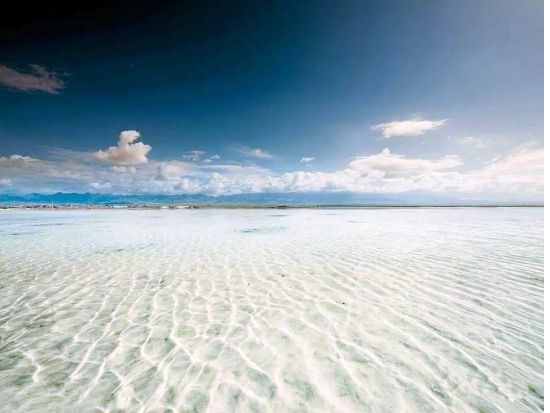 【西寧発・1泊2日ツアー】チャカ塩湖＋青海湖＋タール寺＋金銀灘草原の宿泊ツアー＜トロッコ列車とクルーズ＋専用車＋専属日本語ガイド／食事付＞