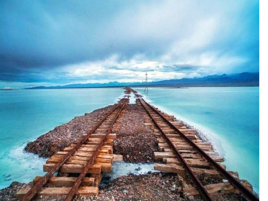 【西寧発・1泊2日ツアー】チャカ塩湖＋青海湖＋タール寺＋金銀灘草原の宿泊ツアー＜トロッコ列車とクルーズ＋専用車＋専属日本語ガイド／食事付＞