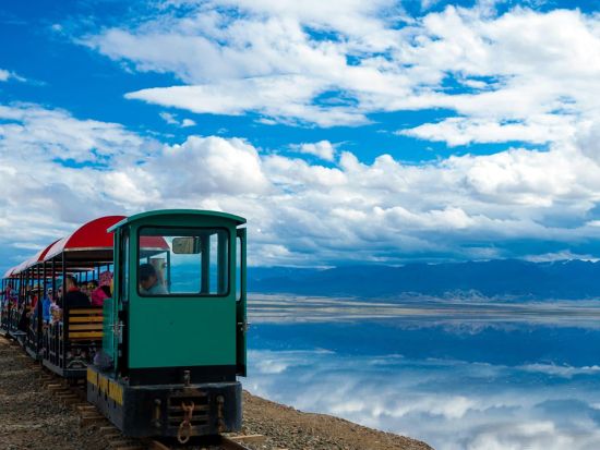 【西寧発・1泊2日ツアー】チャカ塩湖＋青海湖＋タール寺＋金銀灘草原の宿泊ツアー＜トロッコ列車とクルーズ＋専用車＋専属日本語ガイド／食事付＞
