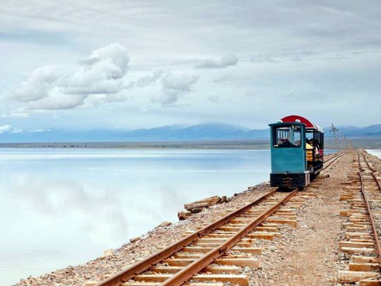 【西寧発・1泊2日ツアー】チャカ塩湖＋青海湖＋タール寺＋金銀灘草原の宿泊ツアー＜トロッコ列車とクルーズ＋専用車＋専属日本語ガイド／食事付＞