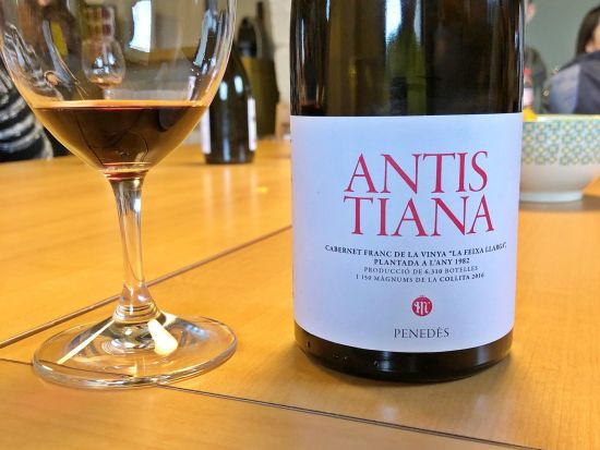 カタルーニャ　カヴァの名産地ペネデスのワイナリー訪問＆グルメ堪能ツアー ＜昼食＆試飲＆名産品試食付き／英語ガイド＞