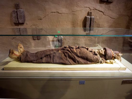 世界遺産をめぐる　シルクロード3泊4日ツアー ＜貸切／新幹線利用／食事付き／日本語ガイド／ウルムチ発 敦煌着＞