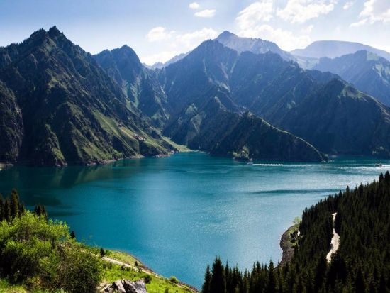 シルクロード周遊 6泊7日ツアー 西安兵馬俑＋新疆ウイグルのウルムチ・トルファン・カシュガルを巡る＜貸切／航空券込／食事付／4つ星ホテル／日本語ガイド／西安発＞