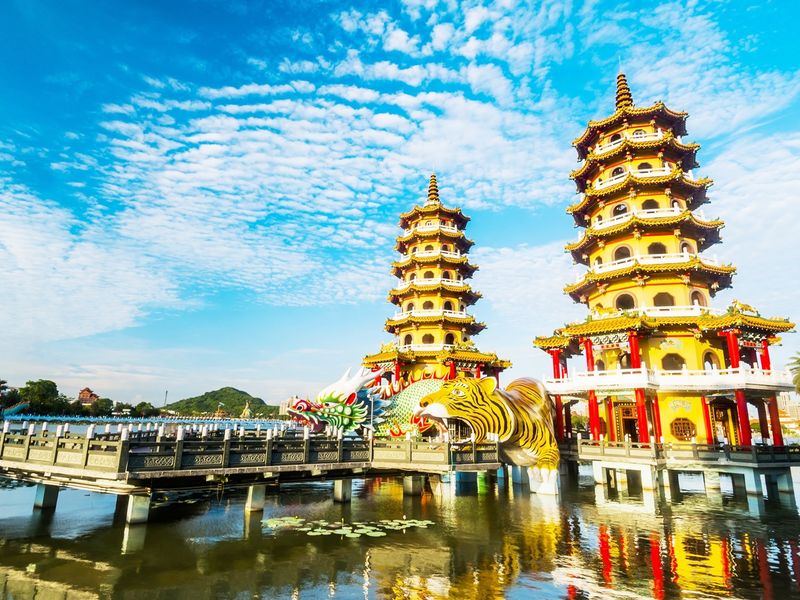 Taiwan_高雄_龍虎塔_Dragon and Tiger_Pagodas_shutterstock_415885783