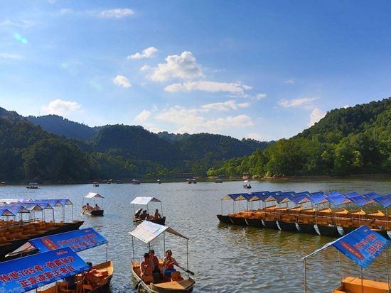 貴陽市内 1日観光貸切ツアー 弘福寺・甲秀楼・青岩古鎮・黔霊公園＜専用車／日本語ガイド＞