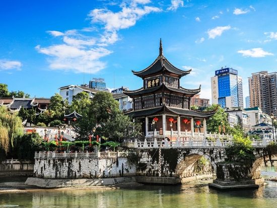 貴陽市内 1日観光貸切ツアー 弘福寺・甲秀楼・青岩古鎮・黔霊公園＜専用車／日本語ガイド＞