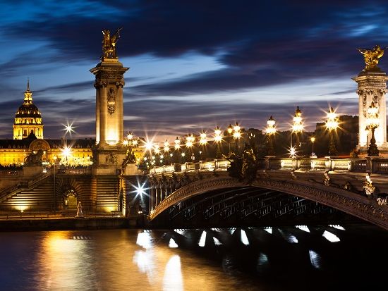 パリの夜景イルミネーション＋ムーランルージュ(Moulin Rouge)観賞ツアー＜シャンパン付き／日本語オーディオガイド＞by ParisCityVision