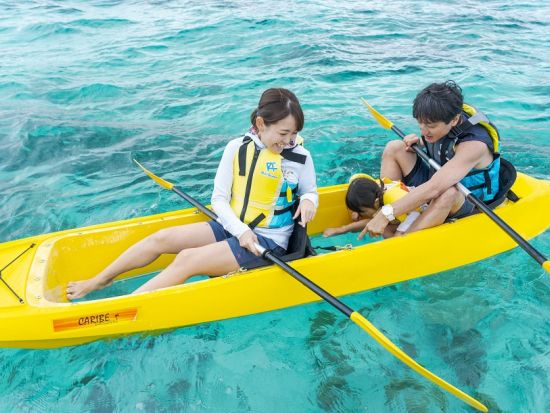 万座毛クリアカヤックツアー　広がるエメラルドの海と熱帯魚の生活を覗き見しよう！＜3歳から参加OK／ガイド付／グリーンフィンズ認定店／恩納村＞