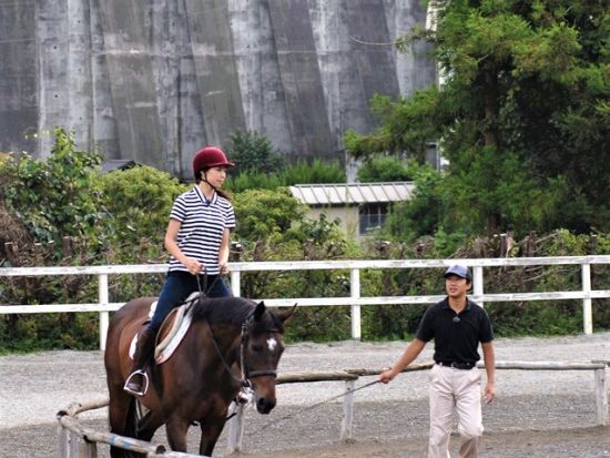 乗馬体験　初心者でも安心！天城の美しい自然に囲まれた乗馬クラブ 選べる45分のマンツーマンレッスン、ペアレッスン、引馬体験など＜天城ホースビレッジ＞