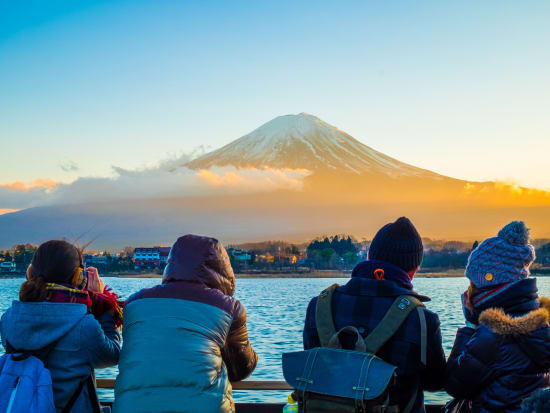 Japan_Shizuoka_Mt Fuji_Tourists_shutterstock_534992233