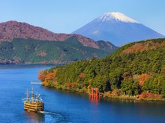 Japan_Kanagawa_Hakone_Lake Ashi_shutterstock_233751958