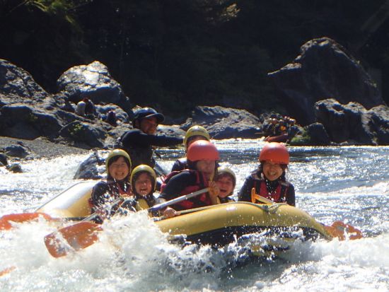 奥多摩ラフティング　ファミリーツアー 4歳～参加OK！家族みんなで楽しもう 室内更衣室＆冷房完備 ＜4～10月／青梅市＞by クルーソー