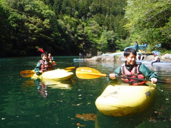 奥多摩 白丸湖カヤック　初心者OK！経験豊富スタッフ同行 ＜4～11月／午前・午後／BBQ付プランあり／青梅市＞by クルーソー
