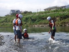 途中川遊び