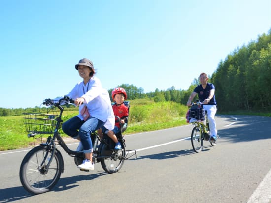 富良野 E-bikeサイクリングツアー ラベンダーや麦稈ロール、緑や紅葉…富良野の丘をすいすい走ろう＜ラベンダーエリア／6～10月／上富良野＞