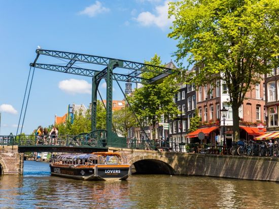 1時間でアムステルダムをぐるっと1周！アムステルダム運河クルーズ＜日本語オーディオガイド／アムステルダム発＞