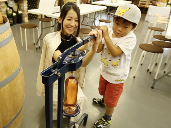 山梨　白百合醸造　思い出に残るワインをお持ち帰り！ワインのボトル詰め＆オリジナルラベル作り体験＜30分／現地集合・解散／甲州市＞