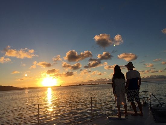 サンセットクルーズ　揺れの少ない大型カタマラン船を使用！黄金色の感動マジックアワー＜0～2歳無料／石垣島＞