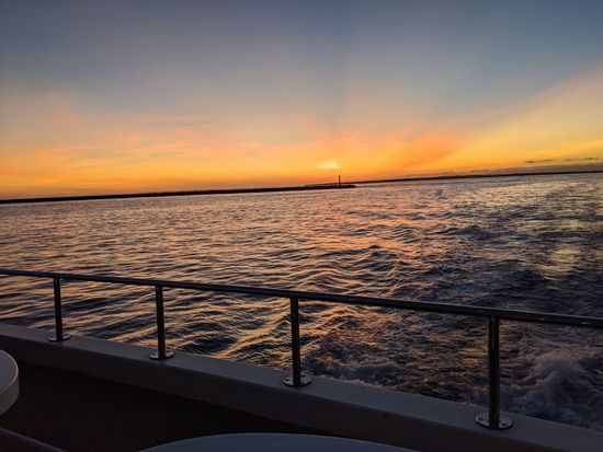 サンセットクルーズ　揺れの少ない大型カタマラン船を使用！黄金色の感動マジックアワー＜0～2歳無料／石垣島＞