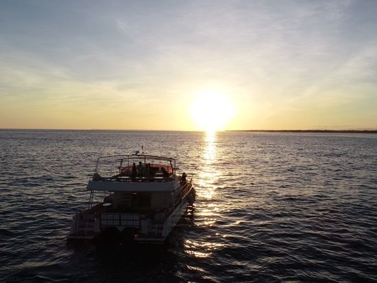 サンセットクルーズ　揺れの少ない大型カタマラン船を使用！黄金色の感動マジックアワー＜0～2歳無料／石垣島＞