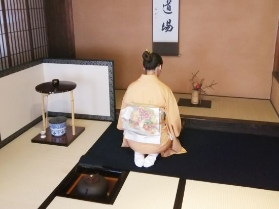 茶道体験　築100年の町家カフェで四季折々の和菓子と茶の湯に親しむ　着付け体験付きプラン＜1時間半／金沢市＞
