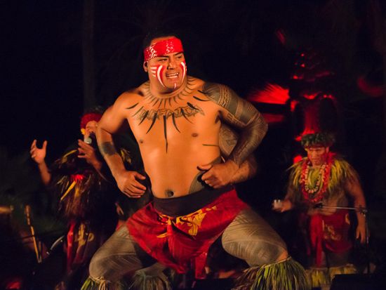 伝統ルアウ＆ハワイアンショー「チーフズルアウ」豪華ビュッフェディナーと元世界チャンピオンのファイヤーダンスが圧巻のショー＜ウェット・アンド・ワイルド・ハワイ内＞