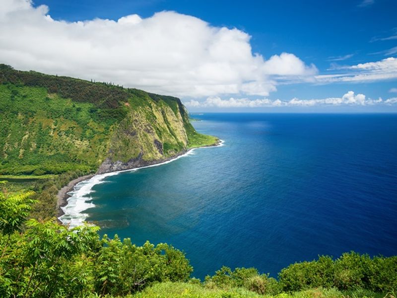 Hawaii_Big_Island_Waipio_Valley_Lookout_shutterstock_448371397