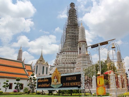 【貸切】 バンコク市内半日観光ツアー　プライベートチャーターで定番寺院＆王宮をめぐる！＜午前／日本語ガイド／サボイのカニカレーランチオプションあり＞*車1台料金