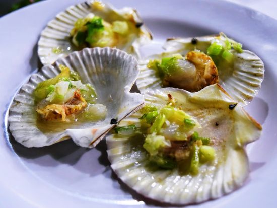 ムイネー夕食ホタテのネギ油かけ