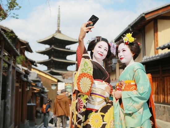 舞妓変身体験 スタジオ撮影・散策プラン 本格メイク＋本絹の手刺繍＆手縫い着物着用＜京都市／清水寺＞by 舞妓変身スタジオ四季
