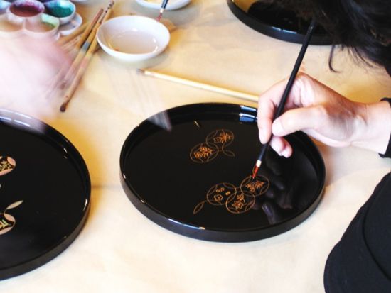 蒔絵（まきえ）体験　伝統工芸の漆に彩色＆金箔粉蒔き　創業240年の老舗漆器店で体験！初心者歓迎＆6歳～参加OK＜1.5時間／金沢市＞