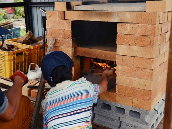 03 ピザ窯の火の番はやっぱり男の子は大好きです